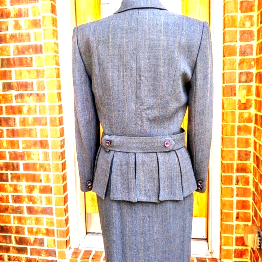 RARE GORGEOUS ALBERTO MAKALI STRIPE BOX PLEAT PEPLUM SKIRT SUIT